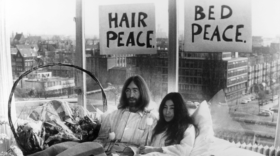 Ο John Lennon και η Yoko Ono σε συνέντευξη Τύπου στο κρεβάτι τους στο Amsterdam Hilton Hotel