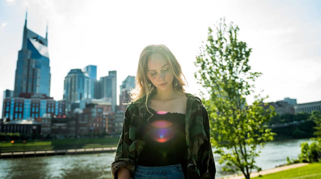 Ένα κορίτσι που πέφτει πάνω της ο ήλιος. 