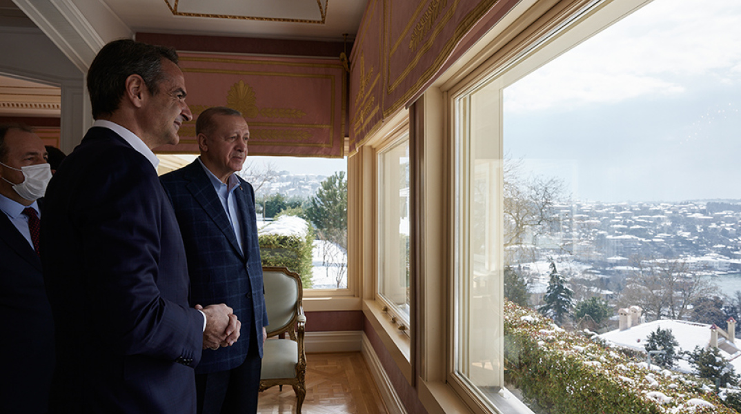 Σε εξέλιξη το τετ α τετ Μητσοτάκη – Ερντογάν