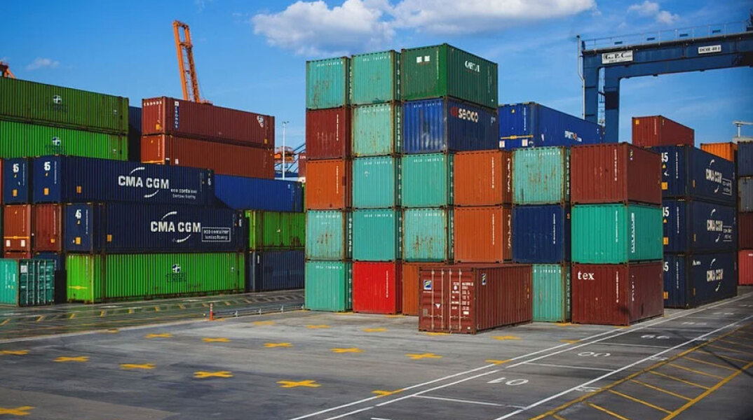 Κοντέινερ σε λιμάνι