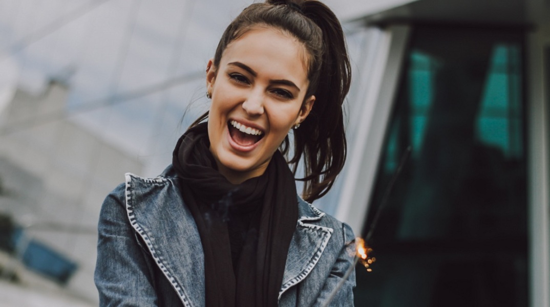 Ένα κορίτσι χαμογελάει.