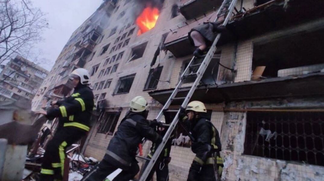 Πόλεμος στην Ουκρανία: Ρώσοι βομβάρδισαν πολυκατοικία σε προάστιο του Κιέβου