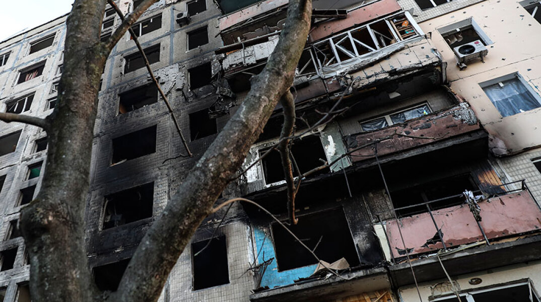 Η πολυκατοικία στο Κίεβο που υπέστη καταστροφές από ρωσικό πύραυλο