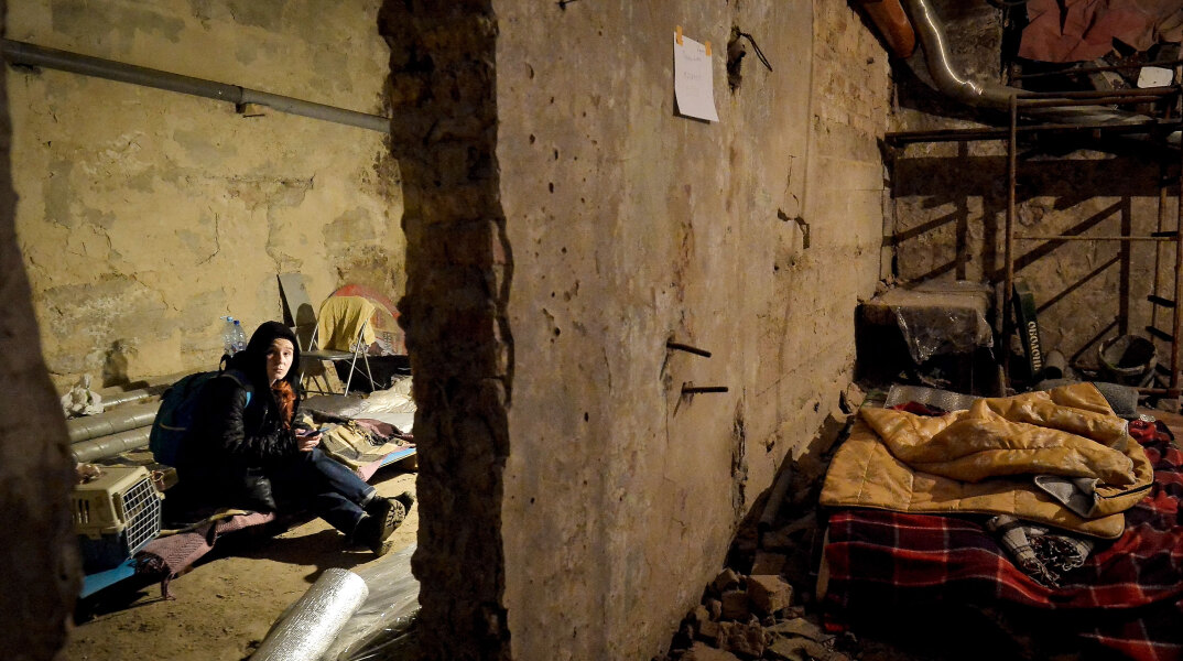Κάτοικος στο Κίεβο σε υπόγειο κτιρίου, ενώ οι ρωσικοί βομβαρδισμοί συνεχίζονται