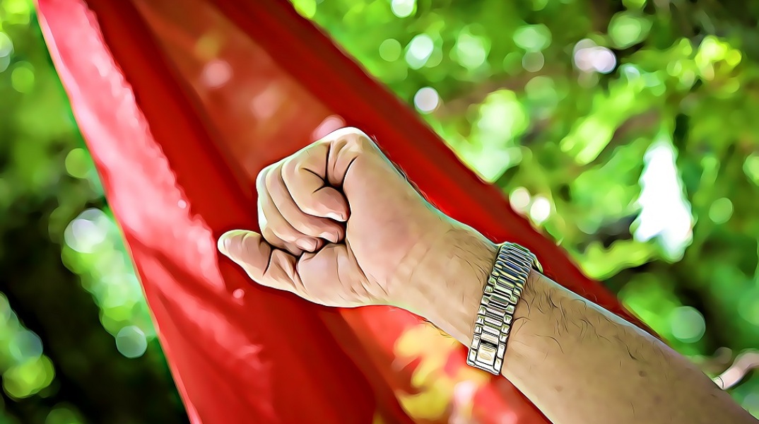 Υψωμένη γροθιά από διαδηλωτή του ΚΚΕ