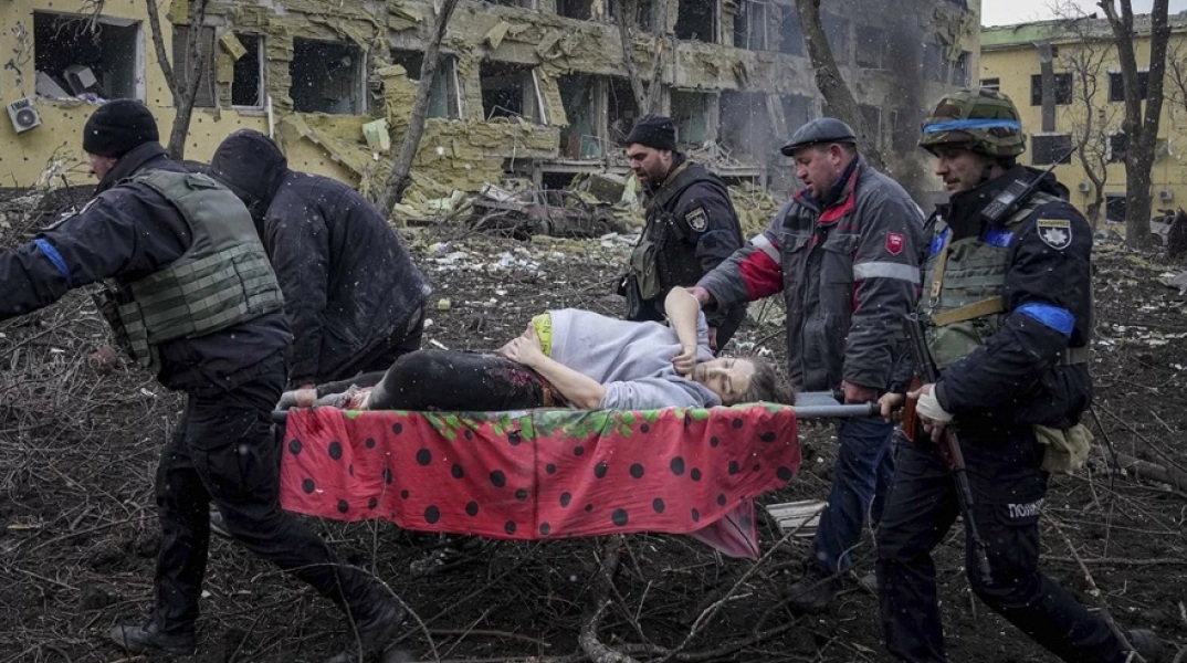 Tραυματισμένη έγκυος από μαιευτήριο που υπέστη ζημιές από βομβαρδισμούς στη Μαριούπολη της Ουκρανίας στις 9 Μαρτίου