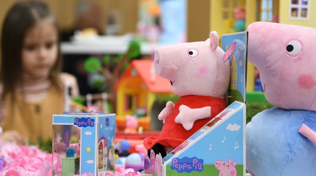 Κοριτσάκι παίζει με λούτρινα «Πέππα το γουρουνάκι»