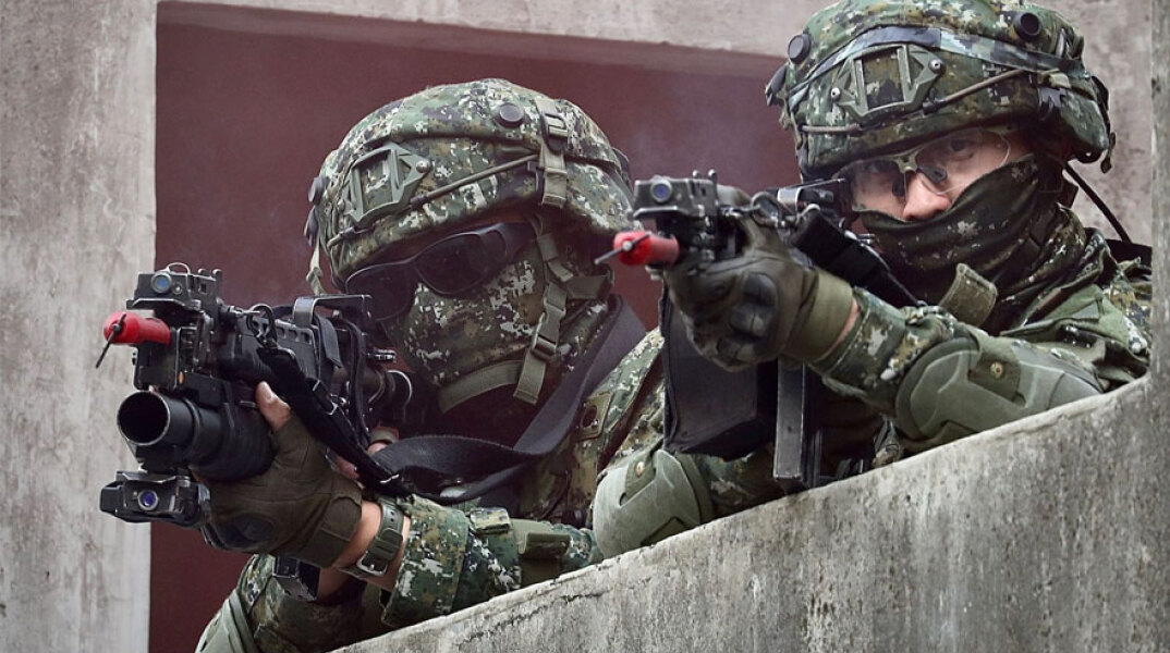 Στρατιώτες στην Ταϊβάν σε άσκηση, την ώρα που εντείνεται η ανησυχία για πιθανή επεκτατική κίνηση από την Κίνα με φόντο την ουκρανική κρίση