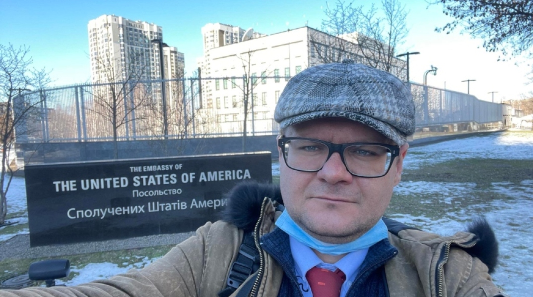 Ο Κώστας Ονισένκο έξω από την Αμερικανική Πρεσβεία στο Κίεβο, τρεις μέρες μετά την εκκένωσή της στις 12 Φεβρουαρίου, σε γύρισμα  για την ΕΡΤ