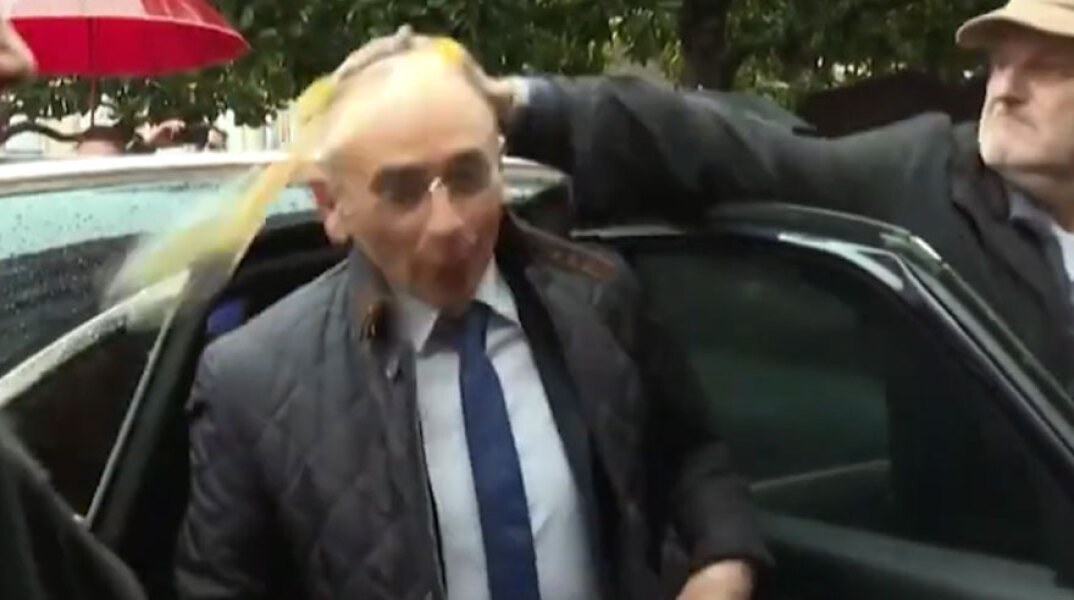 Ο Ερίκ Ζεμούρ δέχεται αυγό στο κεφάλι από συνταξιούχο στη Γαλλία