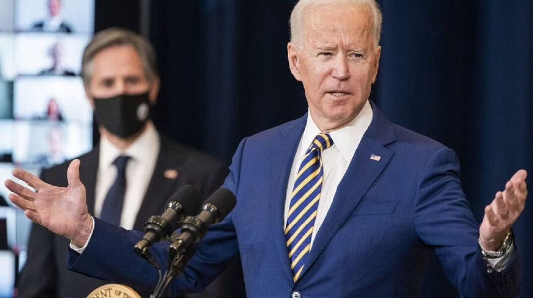 Ο Τζο Μπάιντεν και στο βάθος ο Άντονι Μπλίνκεν