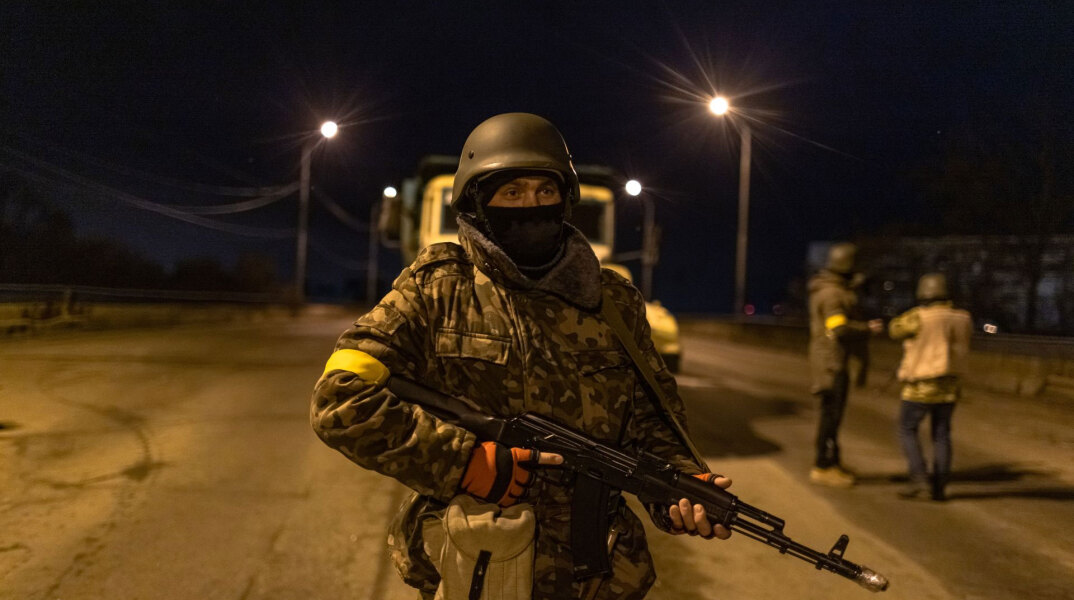 Ουκρανός στρατιώτης με το δάκτυλο στη σκανδάλη