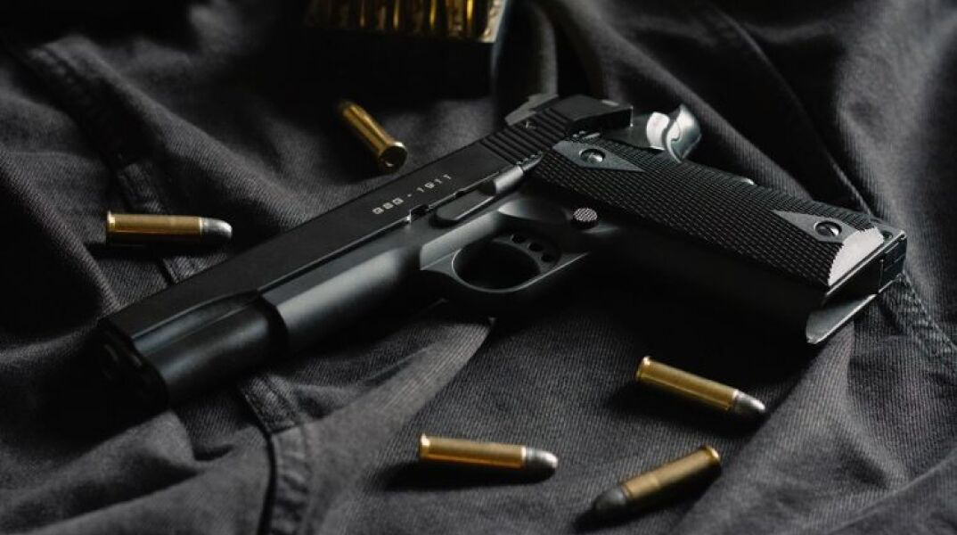 ΗΠΑ: Παιδί τριών ετών παίζει με το όπλο του πατέρα του και σκοτώνει τη μητέρα του