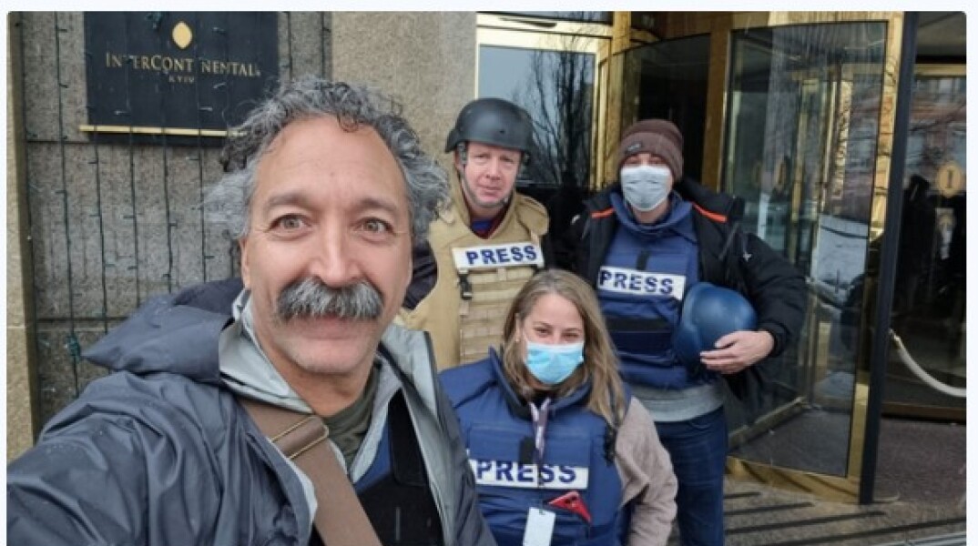 O εικονολήπτης του Fox News, Pierre Zakrzewski, μαζί με συναδέλφους του, εργαζόμενους στον Τύπο