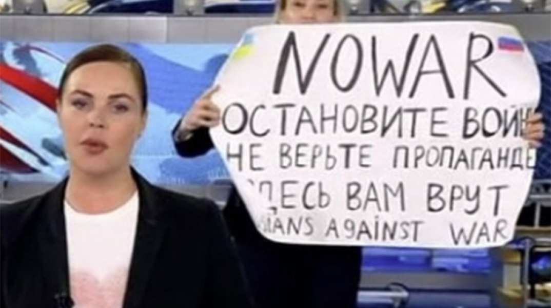 Δημόσια διαμαρτυρία της δημοσιογράφου Μαρίνας Οβσιανίκοβα
