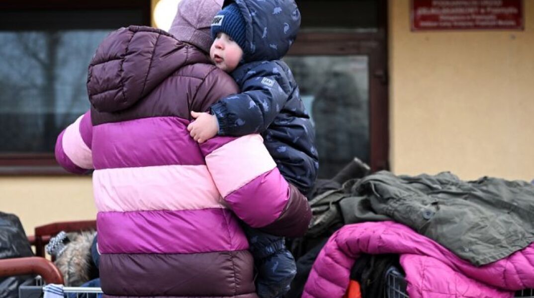 Πρόσφυγες από την Ουκρανία φτάνουν στα σύνορα της Πολωνίας 