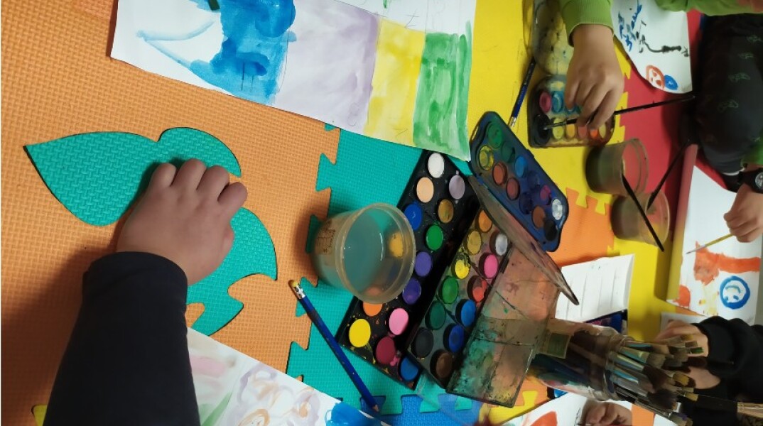 Προσφυγόπουλα από την Ουκρανία ζωγραφίζουν βόμβες, όπλα και φωτιές