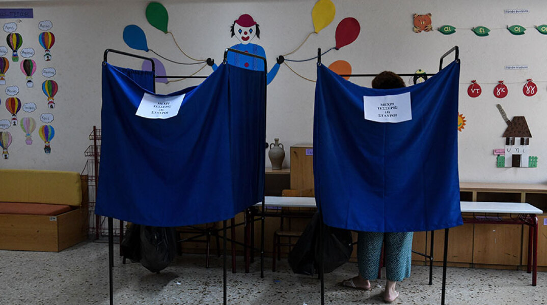 Εθνικές εκλογές - Στιγμιότυπο από την εκλογική διακδικασία σε εκλογικό τμήμα της Αθήνας