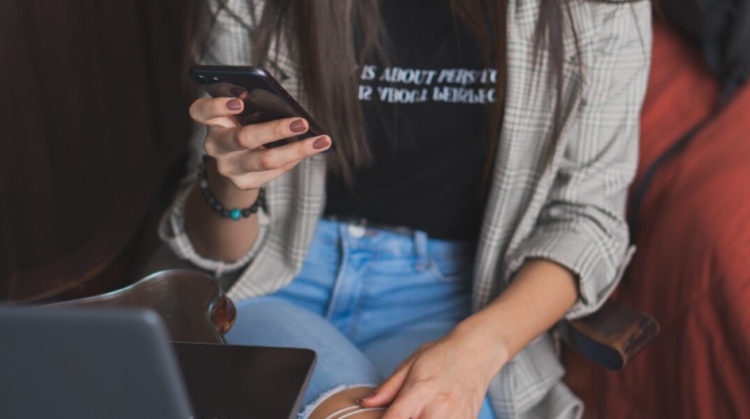 Κοπέλα κινητό