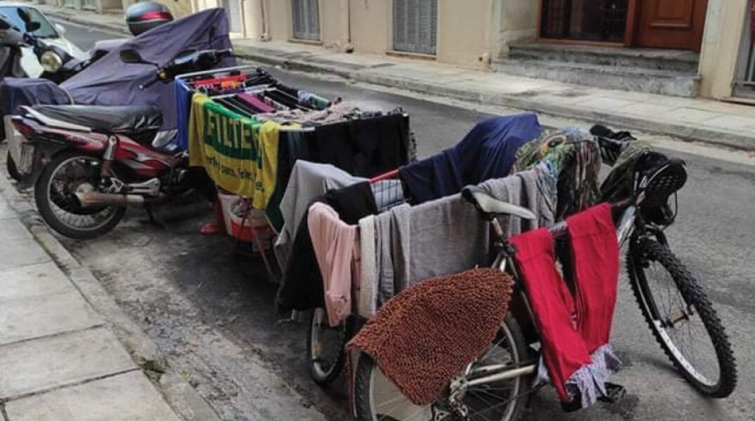 Μηχανάκια με απλωμένα ρούχα επάνω