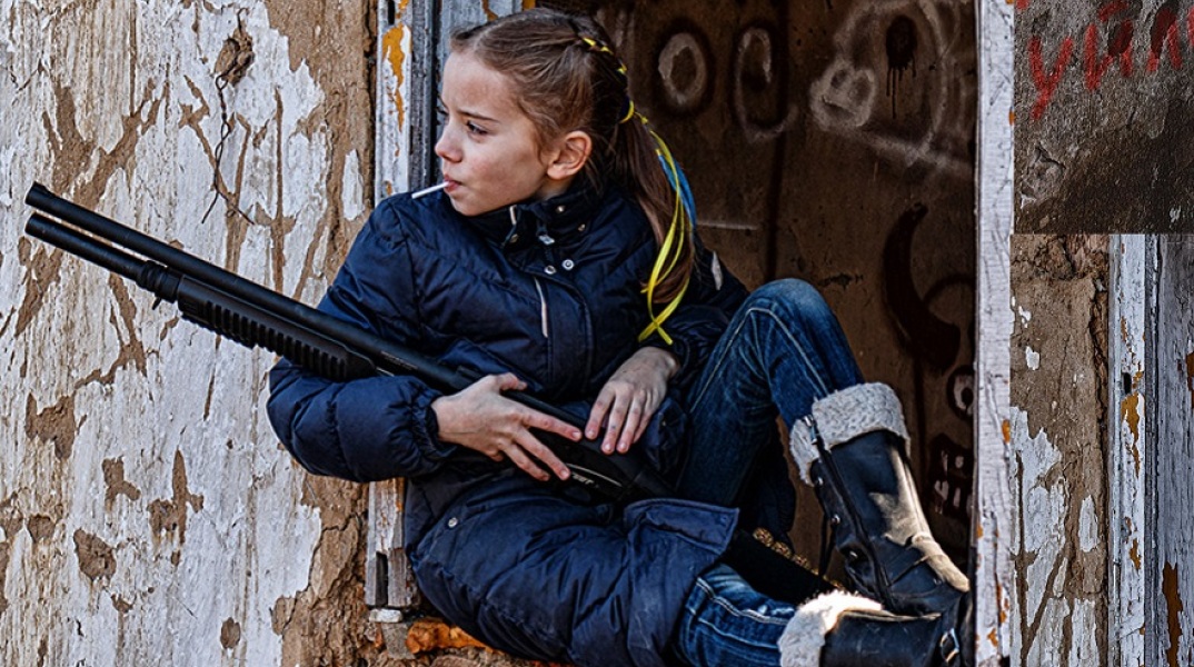 Ουκρανία: Το κορίτσι με το γλειφιτζούρι και το όπλο