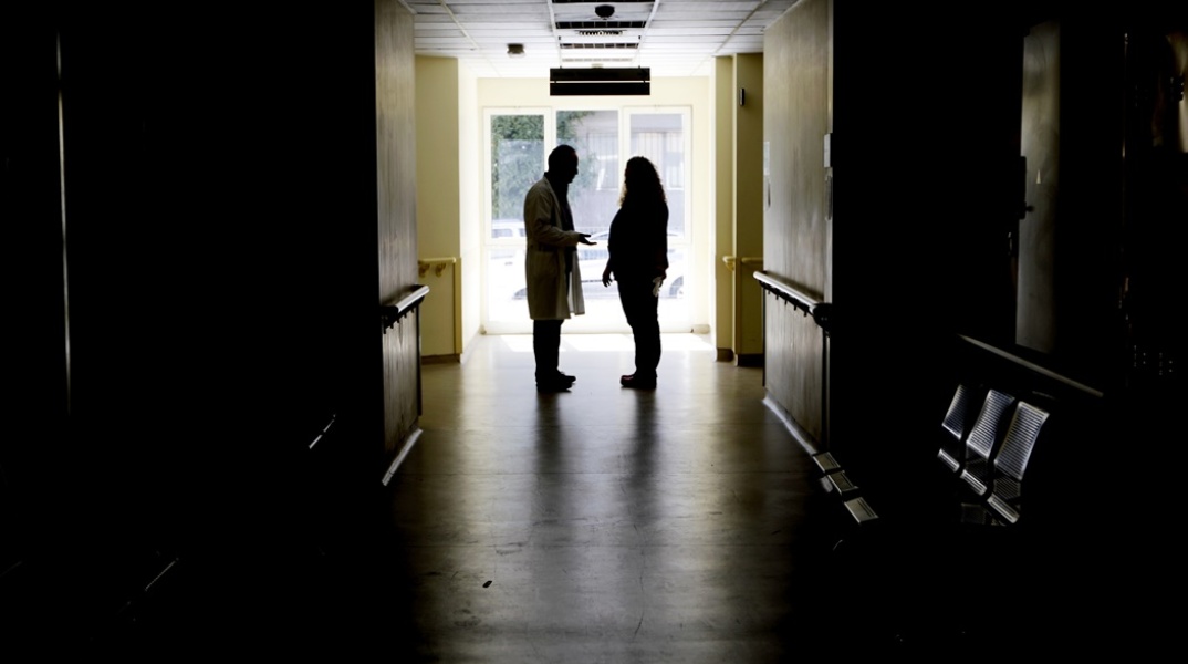 Σκοτεινή φωτογραφία από διάδρομο νοσοκομείου