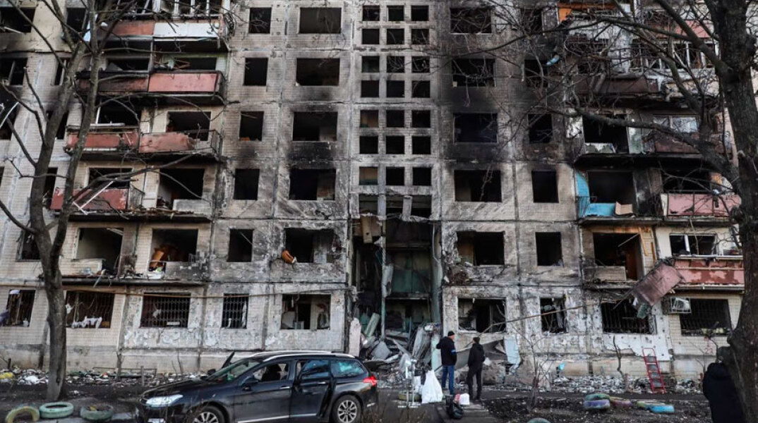 Καταστροφές σε πολυκατοικία στο Κίεβο από τον ρωσικό βομβαρδισμό