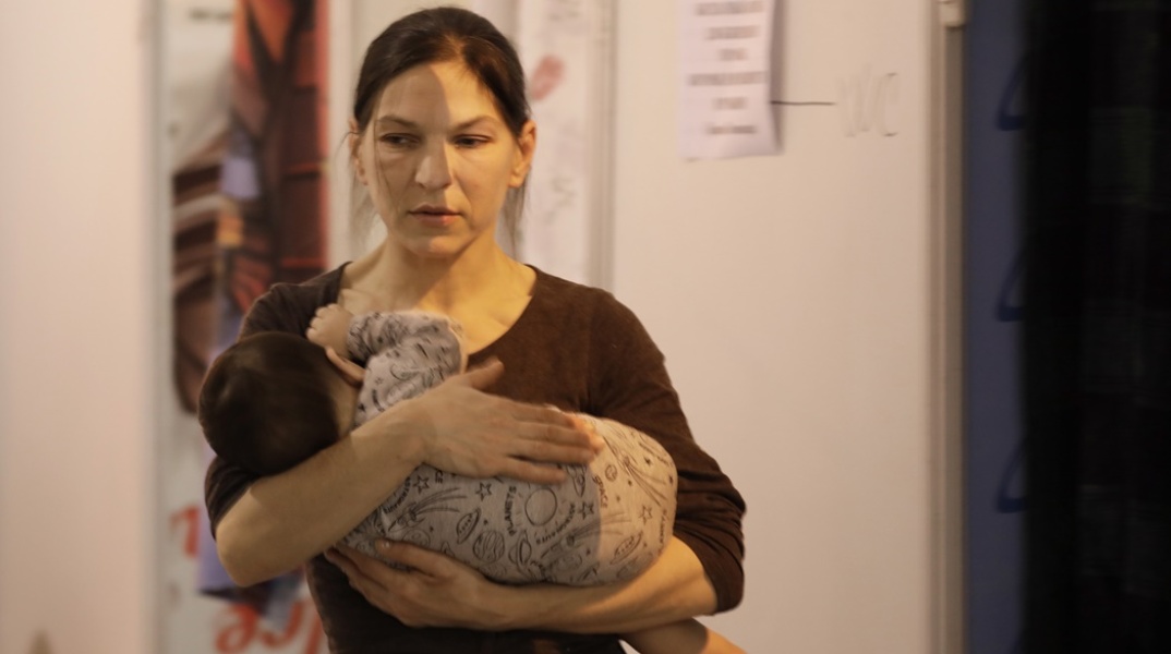 Πόλεμος στην Ουκρανία: Μωρό στην αγκαλιά γυναίκας στην Οδησσό