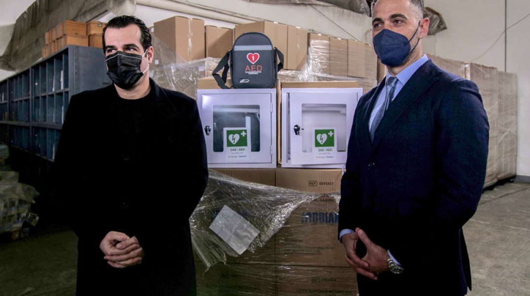 O Υπουργός Υγείας, Θάνος Πλεύρης με τον Αντιπρόεδρο της Stoiximan, Πάνο Κωνσταντόπουλο.