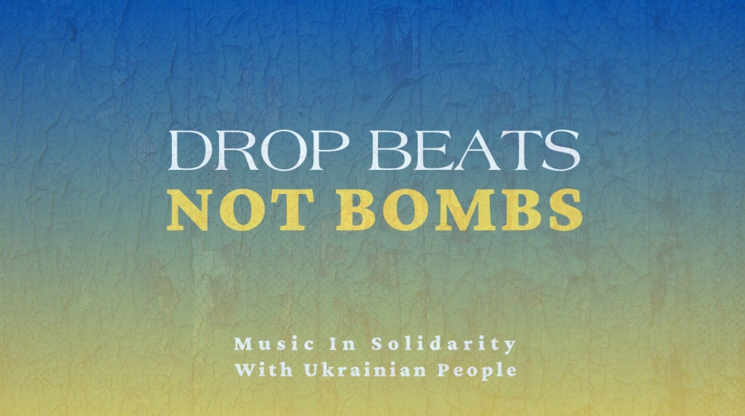 Η σημαία της Ουκρανίας με τη φράση "Drop Beats Not Bombs"