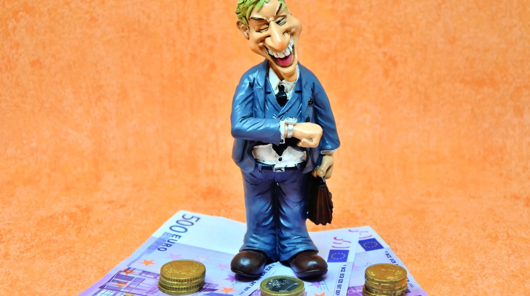 Ομοίωμα ανθρώπου πάνω σε χαρτονομίσματα και κέρματα ευρώ