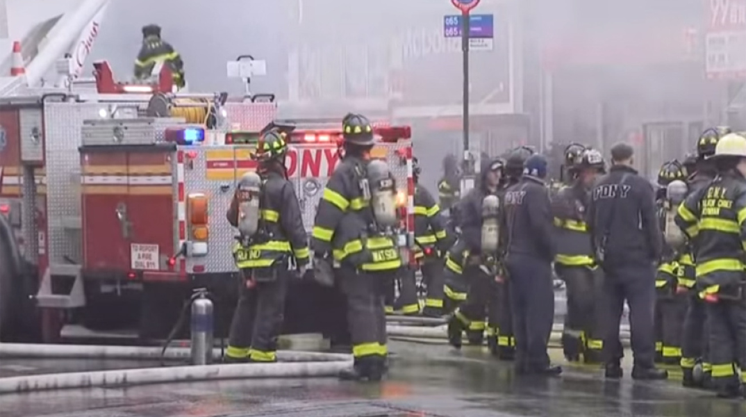 Φωτιά σε εμπορικό κέντρο της Νέας Υόρκης