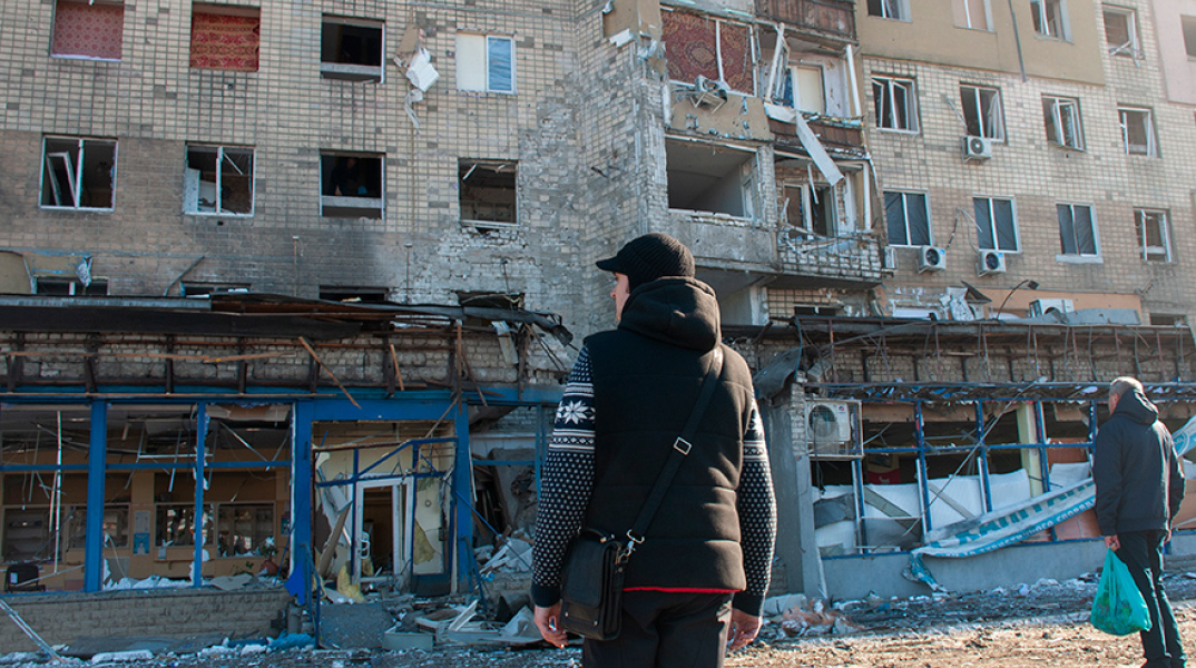 Πόλεμος στην Ουκρανία: Κατεστραμμένο κτίριο από βομβαρδισμούς