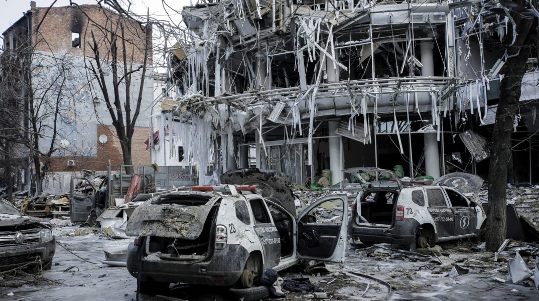 Αναφορές για βομβαρδισμό σε θέατρο – καταφύγιο αμάχων στη Μαριούπολη – Αρνείται η Ρωσία την επίθεση