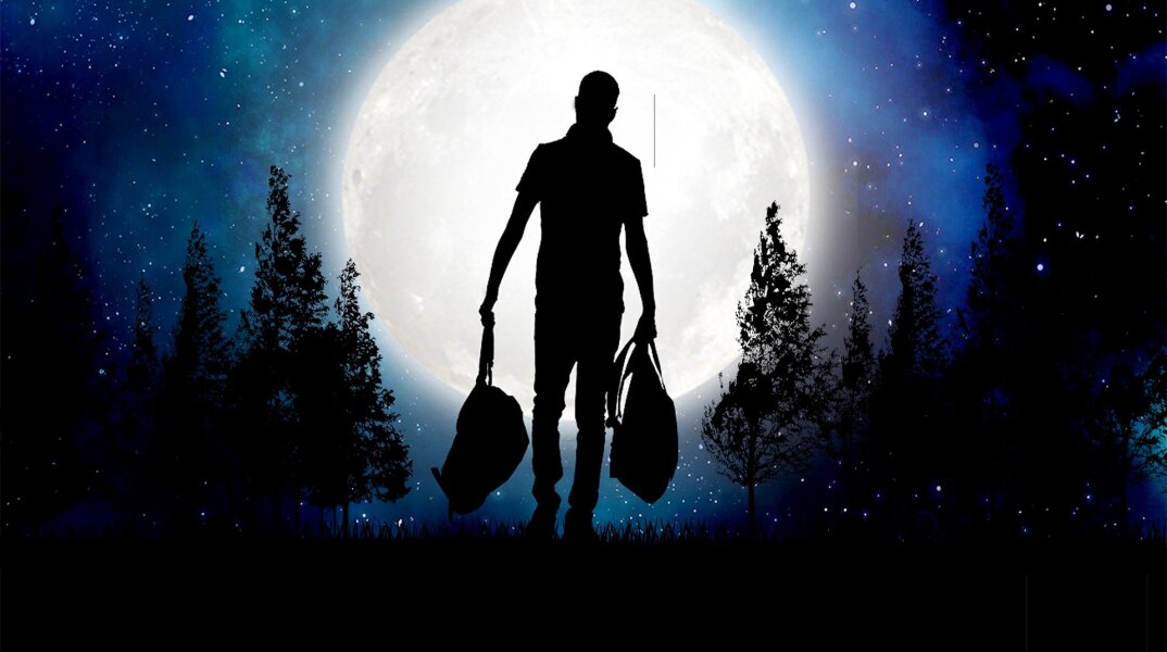 Άνθρωπος που περπατά με φόντο την πανσέληνο
