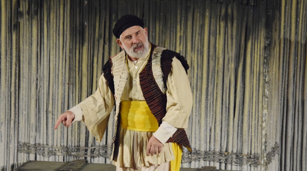 Ο Πέτρος Φιλιππίδης κατά τη διάρκεια θεατρικής παράστασης