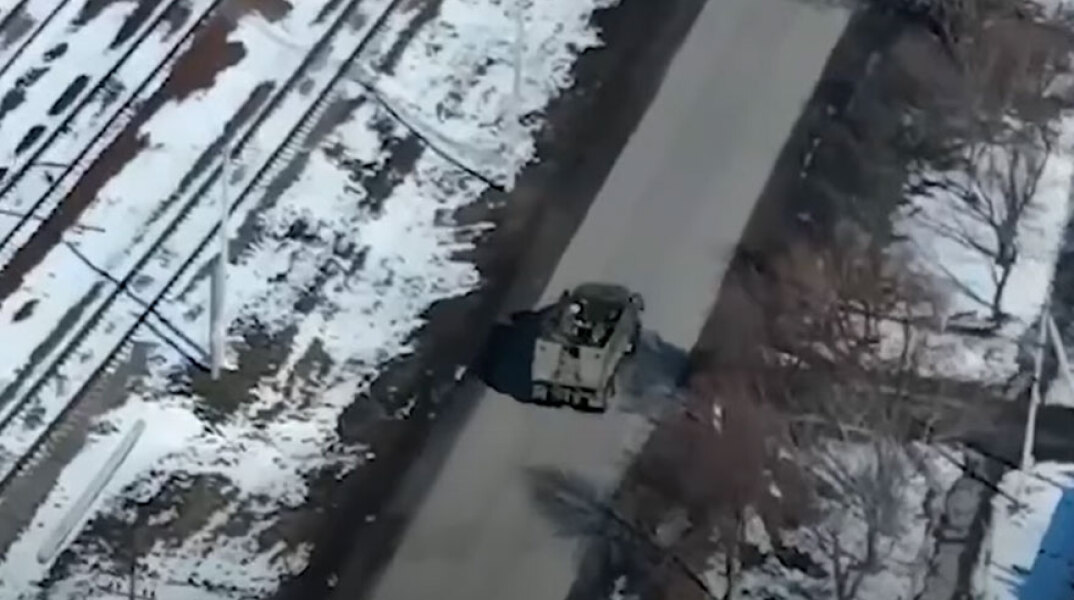 Η στιγμή που ρουκέτα χτυπά ρωσικό στρατιωτικό όχημα στην Ουκρανία