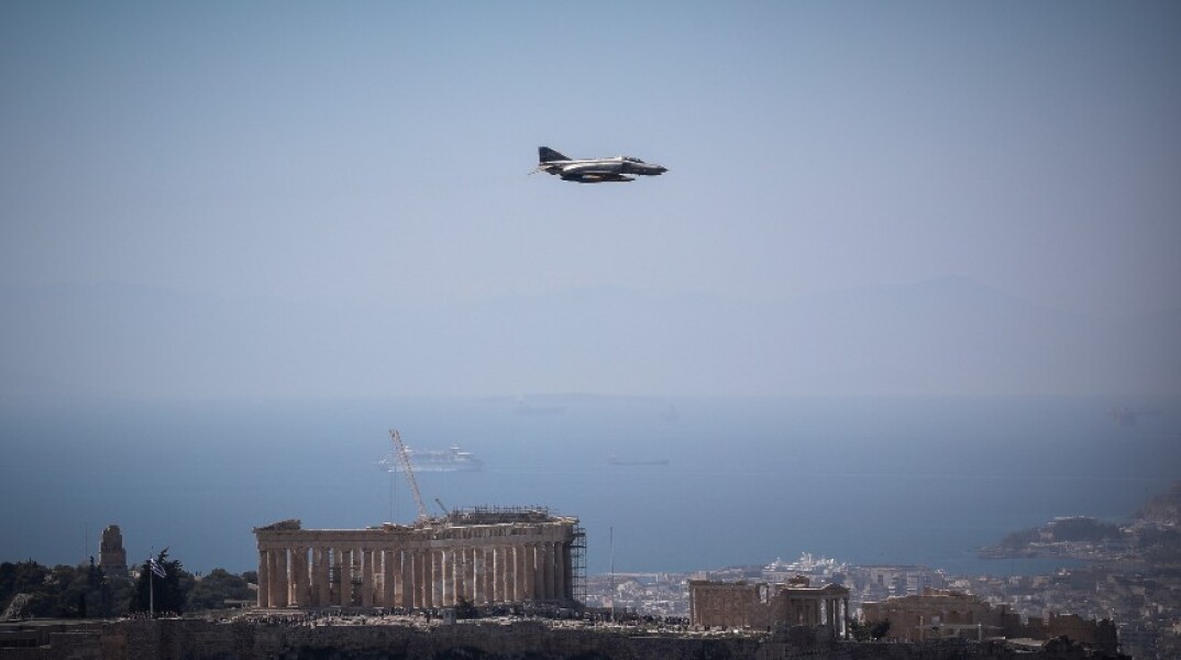 Διελεύσεις αεροσκαφών και ελικοπτέρων των Ενόπλων Δυνάμεων πάνω από την Ακρόπολη