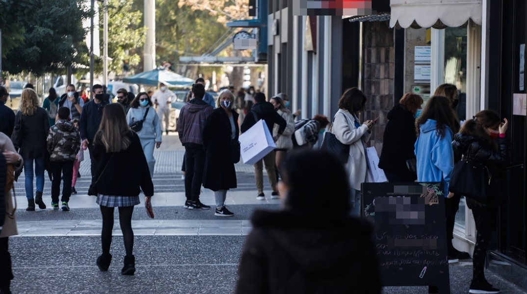 Πολίτες κάνουν βόλτα σε εμπορικό δρόμο στη Γλυφάδα