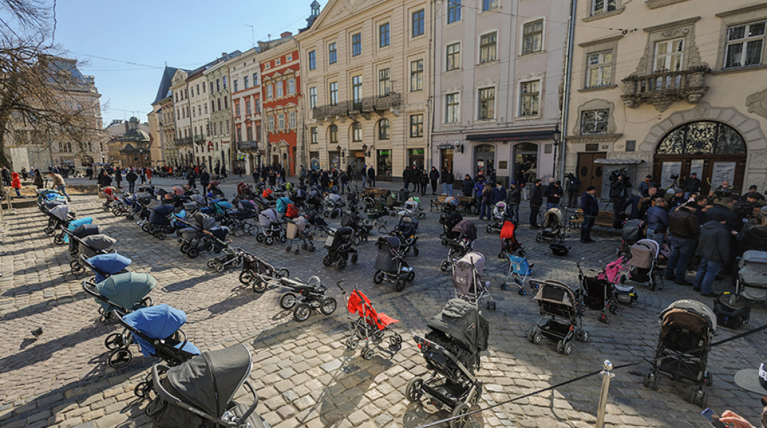 Άδεια παιδικά καρότσια - σύμβολα των παιδιών που σκοτώθηκαν στον πόλεμο