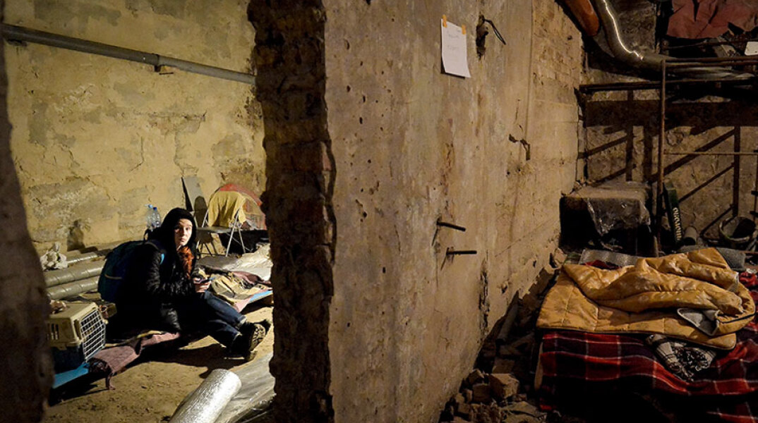 Σε υπόγεια καταφύγια για ένα ακόμη βράδυ οι κάτοικοι στο Κίεβο