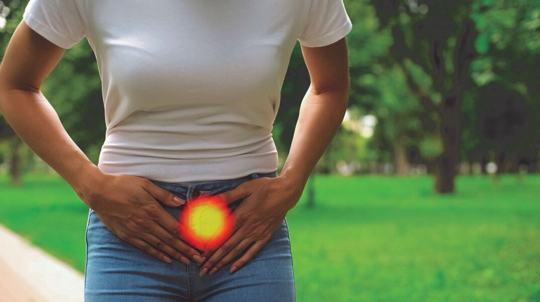 Κοπέλα που κρατάει την κοιλιά της