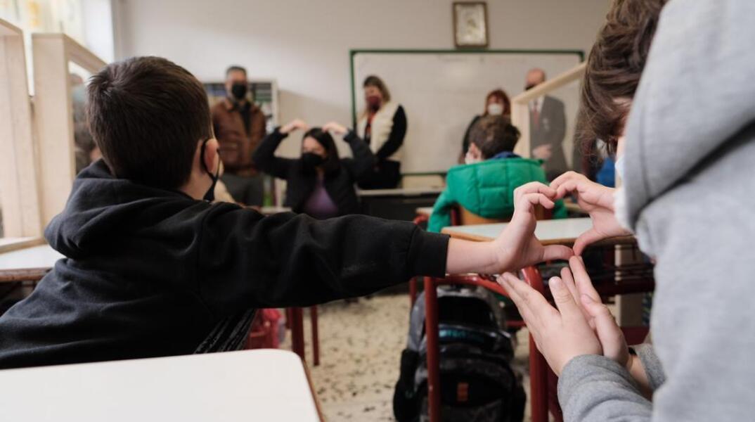 Η υπουργός Παιδείας, Νίκη Κεραμέως, σε σχολείο όπου έχουν αρχίσει να φοιτούν παιδιά από την Ουκρανία