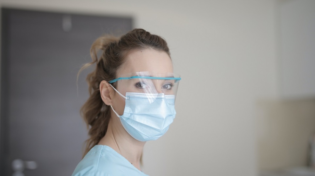 Γυναίκα γιατρός με προστατευτική μάσκα