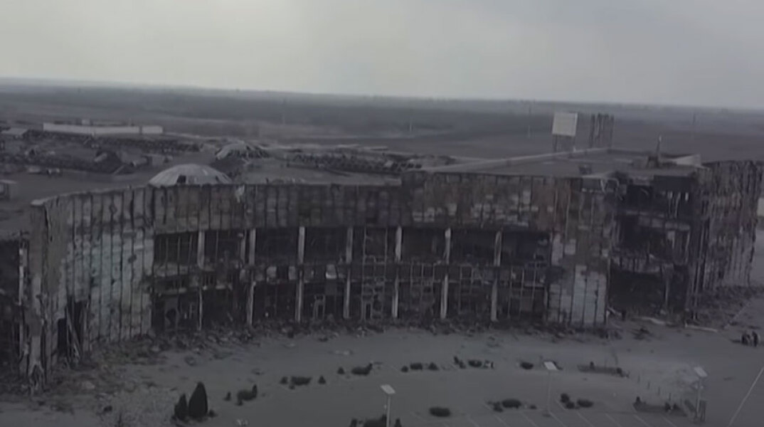 Το βομβαρδισμένο εμπορικό κέντρο στη Μαριούπολη
