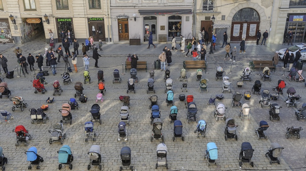 Άδεια παιδικά καρότσια στην πλατεία της πόλης Λβιβ - σύμβολα των παιδιών που σκοτώθηκαν