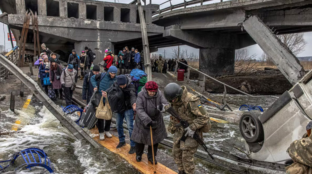 Ουκρανοί πρόσφυγες φεύγουν από την πόλη Ίρπιν στην Ουκρανία