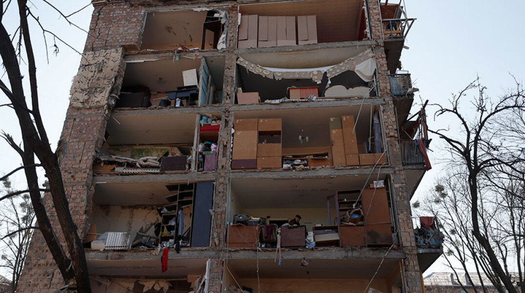 Κατεστραμμένη πολυκατοικία στο Κίεβο