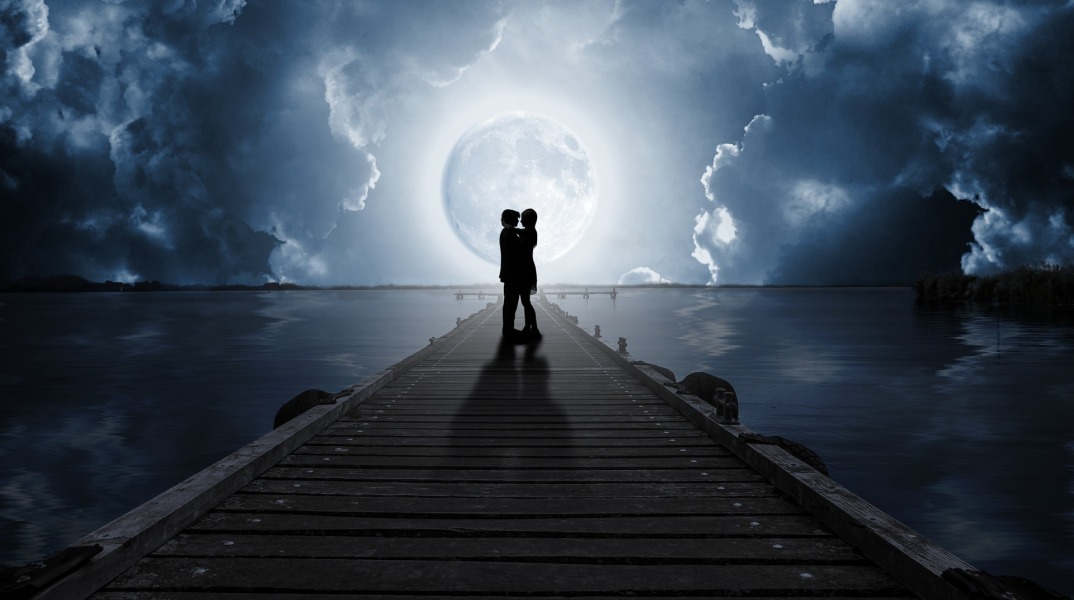 Ζευγάρι που αγκαλιάζεται