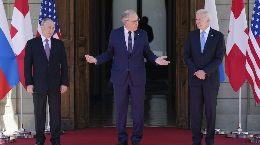 Βλαντίμιρ Πούτιν και Τζο Μπάιντεν © EPA/PETER KLAUNZER   